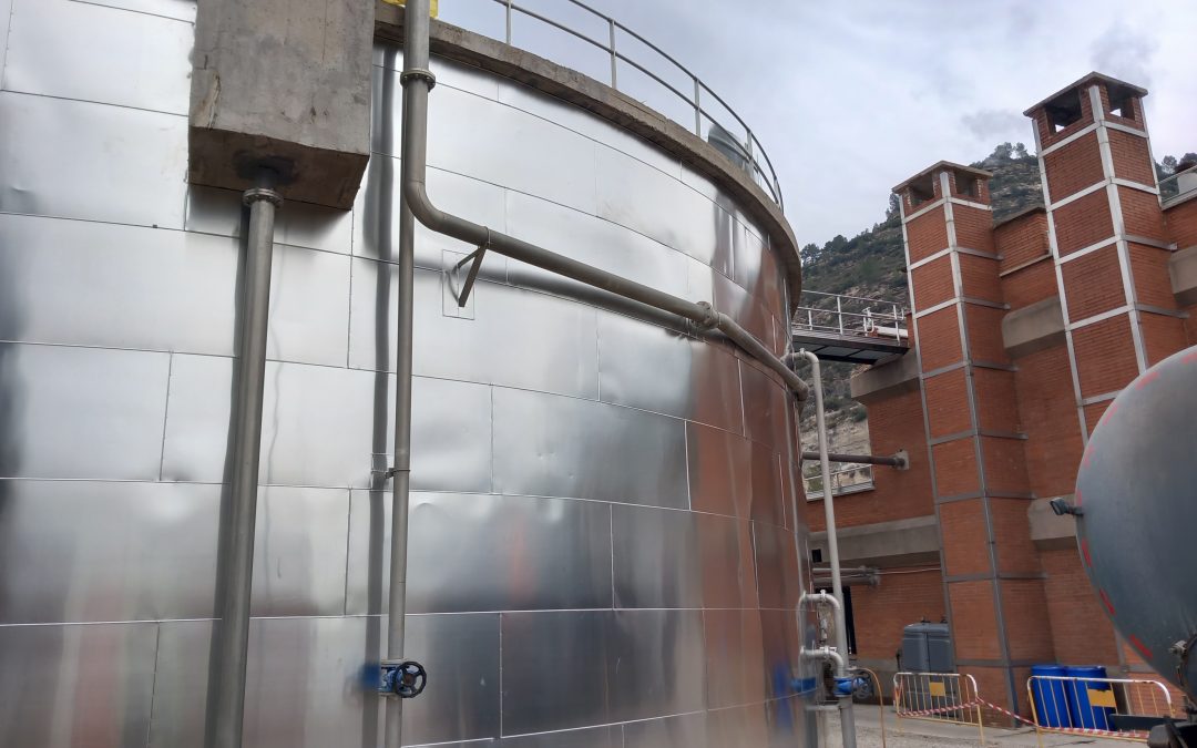 Abriguem els digestors de dues depuradores per millorar-ne l’aïllament tèrmic i augmentar la producció energètica